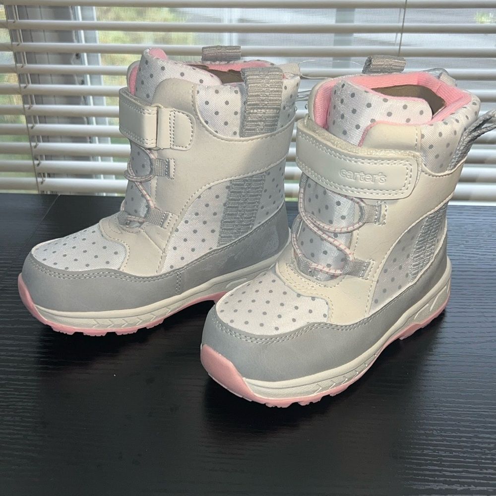 Carter’s toddler girls snow boots size 11.